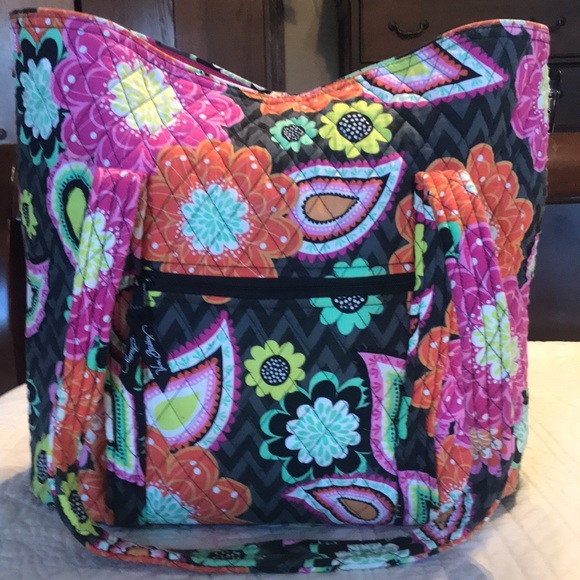 Vera Bradley tote bag. Two exterior pockets 6 interior pockets. Toggle closure. - Picture 2 of 3